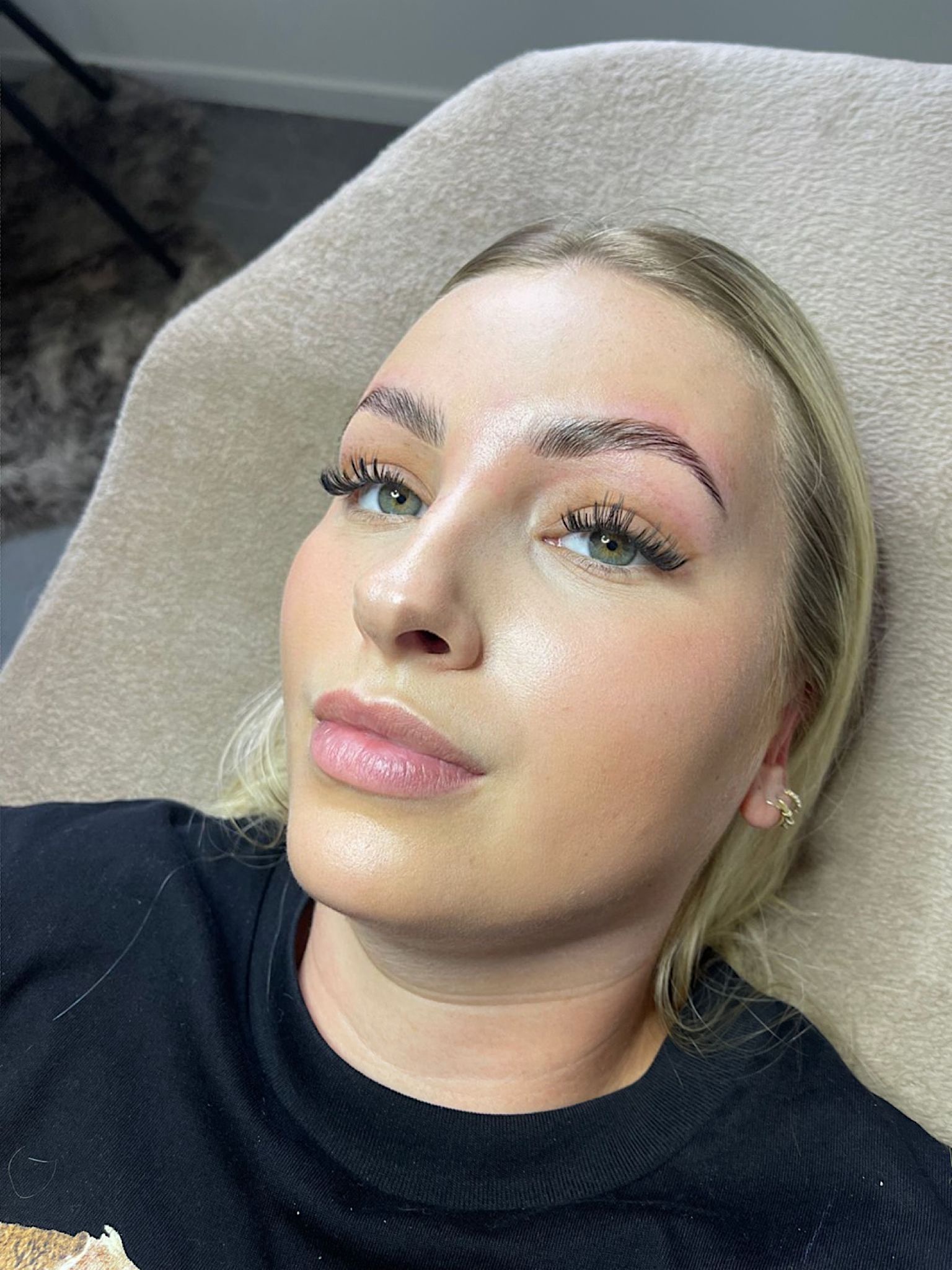 Klant op de behandelstoel na een lash & brow behandeling